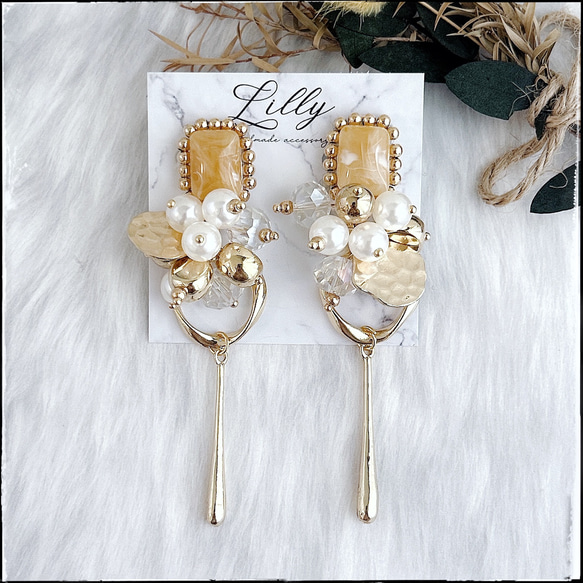 大ぶり/ゴールド/パール/揺れる/ビーズ刺繍ピアス/大ぶりピアス