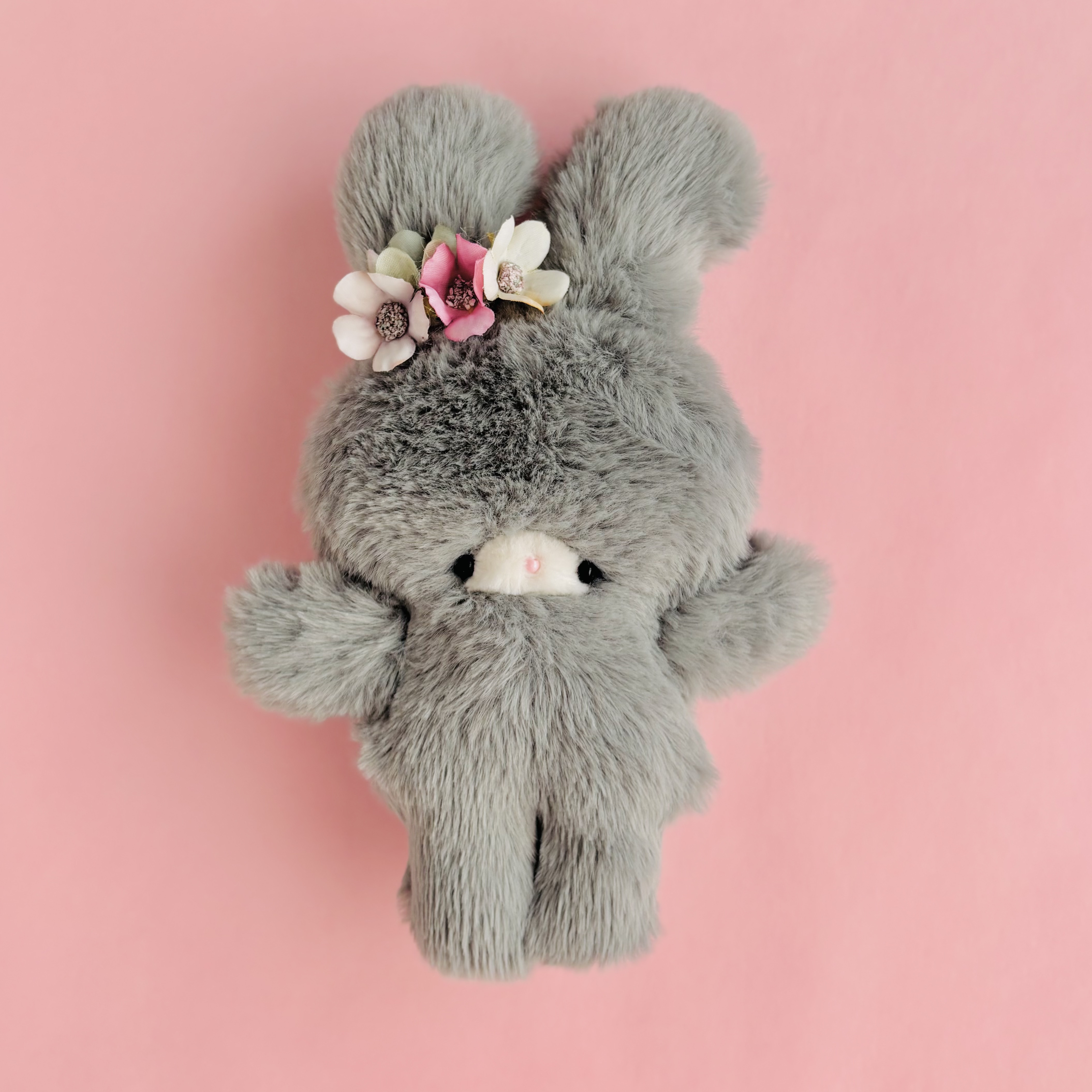 花飾りしたょ！綺麗なグレーのうさちゃん 手のひらサイズのぬいぐるみ