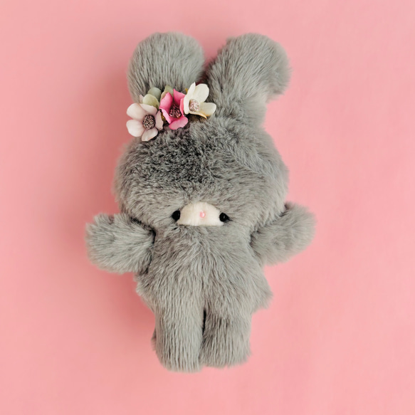 花飾りしたょ！綺麗なグレーのうさちゃん 手のひらサイズのぬいぐるみ