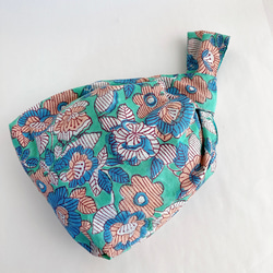コロンとかわいいノットバッグ/インド綿/ブロックプリント/花柄柄北欧風/リバーシブル/ワンハンドル/サブバッグ 1枚目の画像