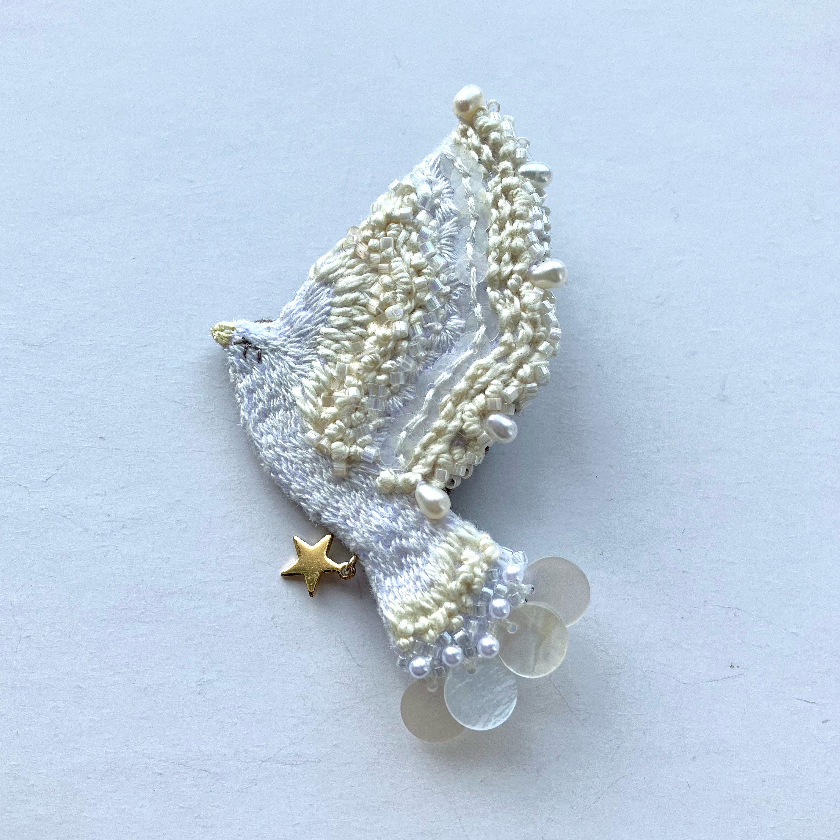 "creamy wing クリーミーな羽を持つ　羽ばたく鳥の刺繍ブローチ
