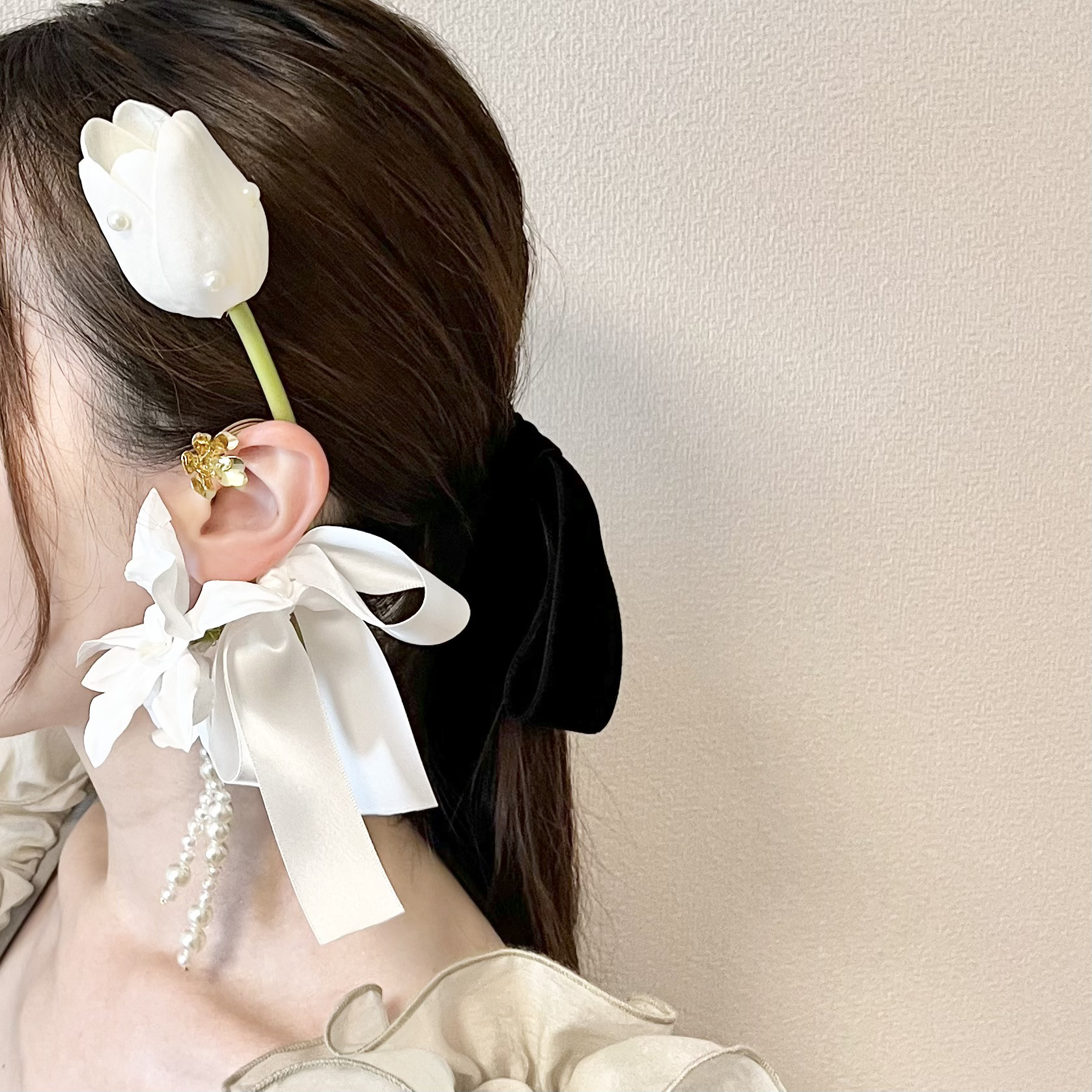 完成品】 ear cuff ホワイトチューリップxリボンxパールの