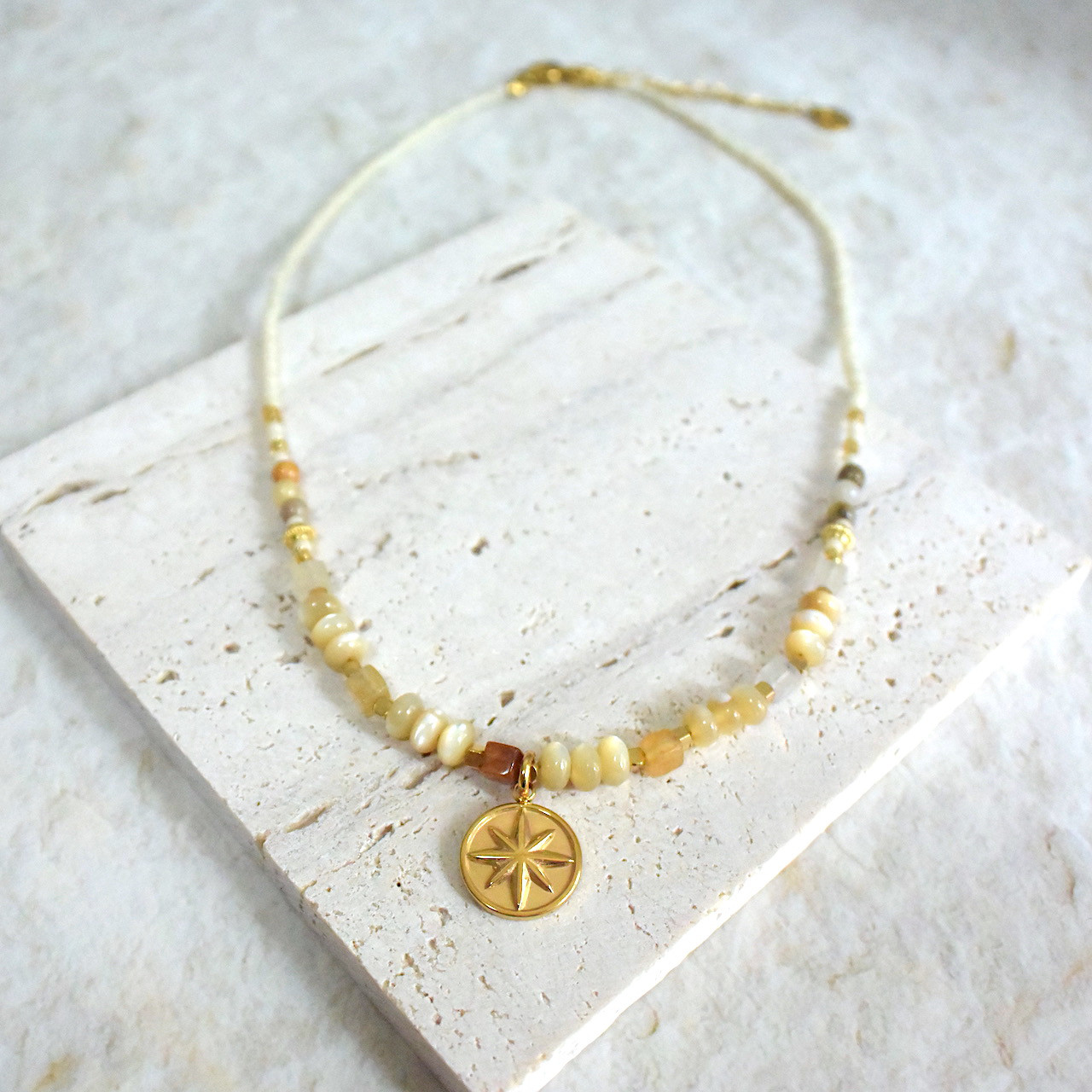 シェルと天然石のエスニック風ビーズネックレス ステンレス ゴールド