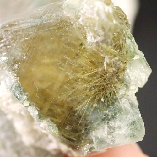 マニハール産 ヒマラヤ 水晶 ゴールドルチル クローライト入り