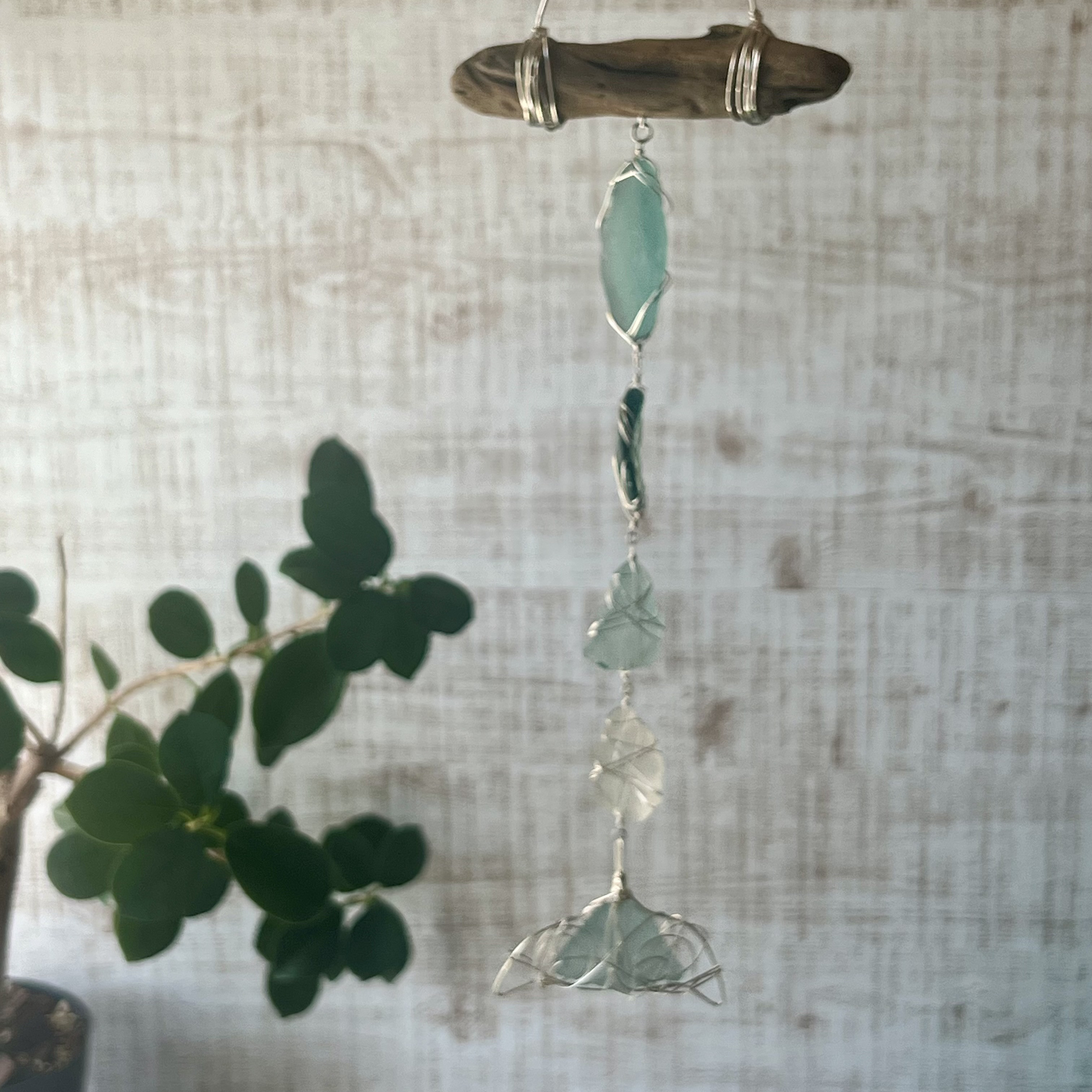 大人の癒し空間を彩るホエールテールのシーグラスモビール