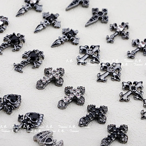 P618黒《1個》ネイルパーツ 十字架 クロス ハート ロック 量産型 地雷