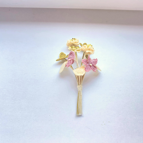 小さな花のコサージュ 金属糸レース アクセサリー/K401 レース糸と草木染糸をかぎ針で編んだシロツメクサとニオイスミレの