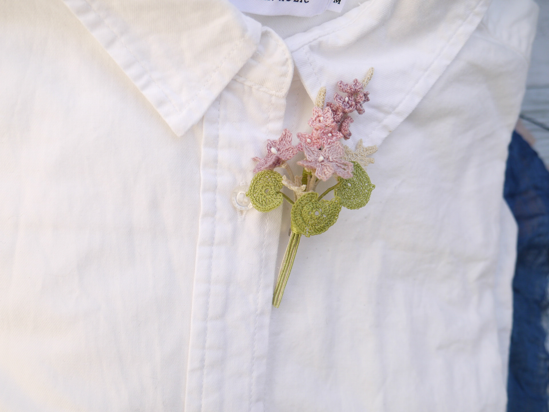 レース糸と草木染糸をかぎ針で編んだレースラベンダーとニオイスミレのブローチ　野の花のコサージュ