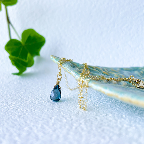 ロンドンブルートパーズの一粒輝くネックレス / 14kgf 華奢なゴールド