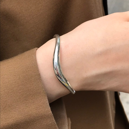プラチナ〉Plump V line bangle<b_1> バングル・リストバンド Alles