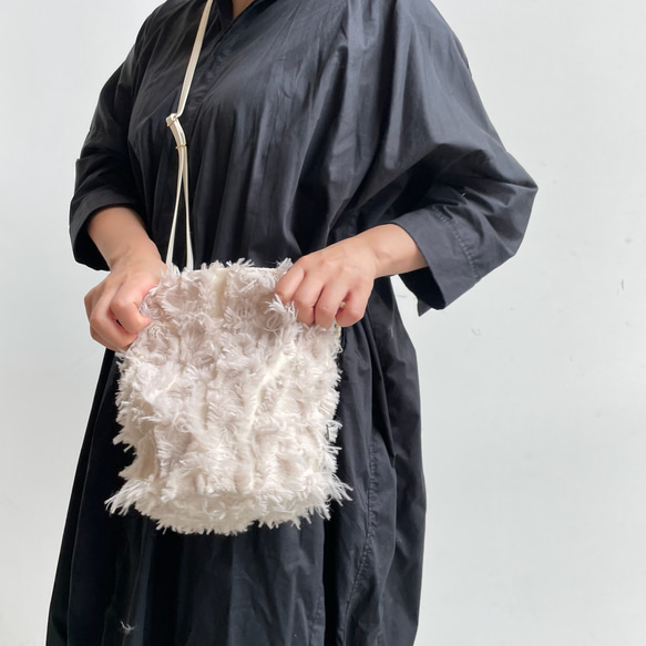 リュクスな尾州生地ドローストリングバッグ/オフホワイト 5枚目の画像