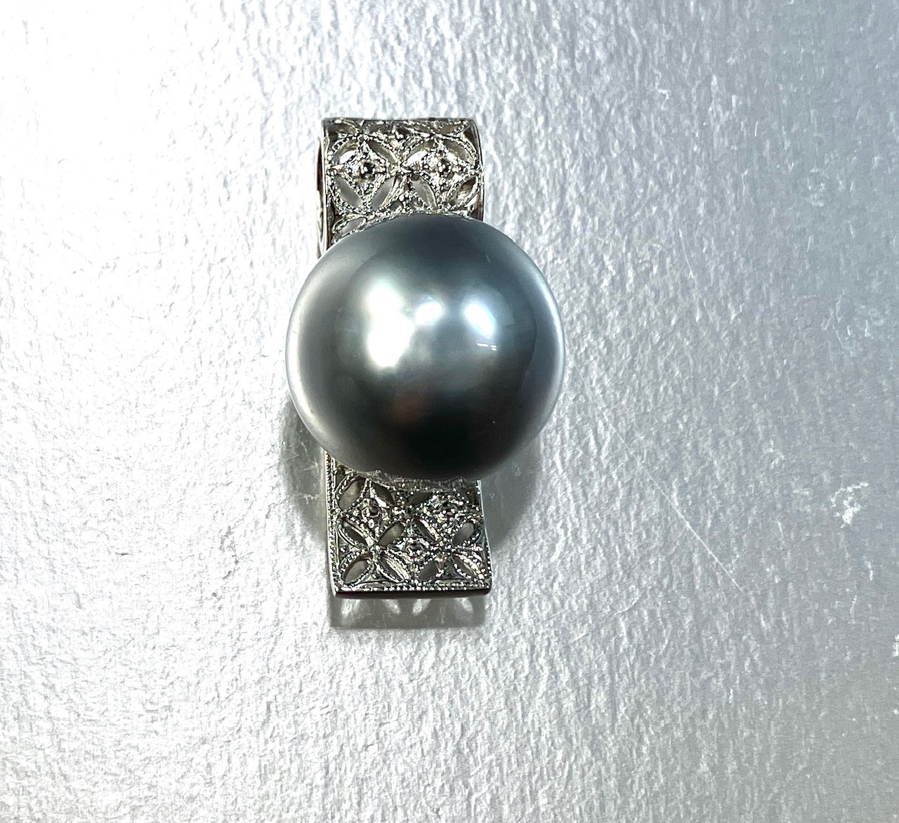 黒蝶南洋真珠のペンダントトップ　すっきりとしたデザイン