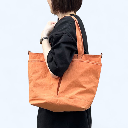 A4サイズも入る撥水加工ナイロントートバッグ MARKT：オレンジ