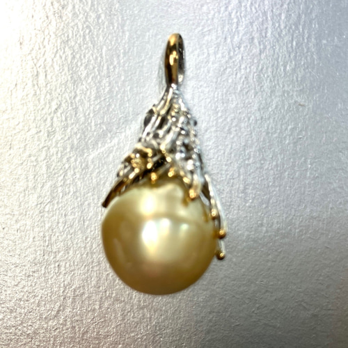 ゴールド南洋真珠ペンダントトップ 枠の2色使いがおもしろい