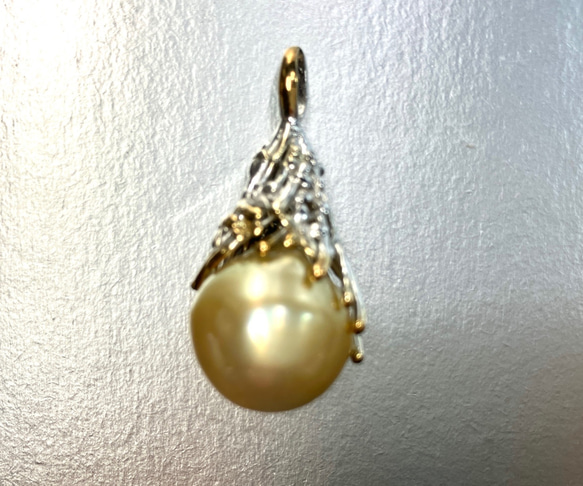 ゴールド南洋真珠ペンダントトップ 枠の2色使いがおもしろい