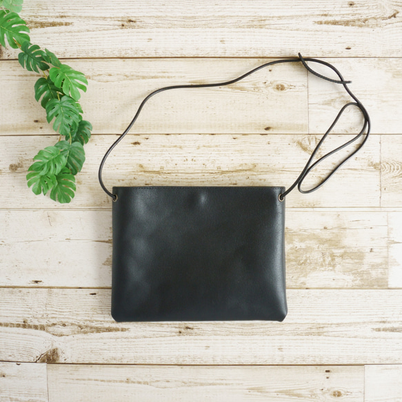 A5サイズが余裕で入るサコッシュ 長財布やスマホが入るシンプル