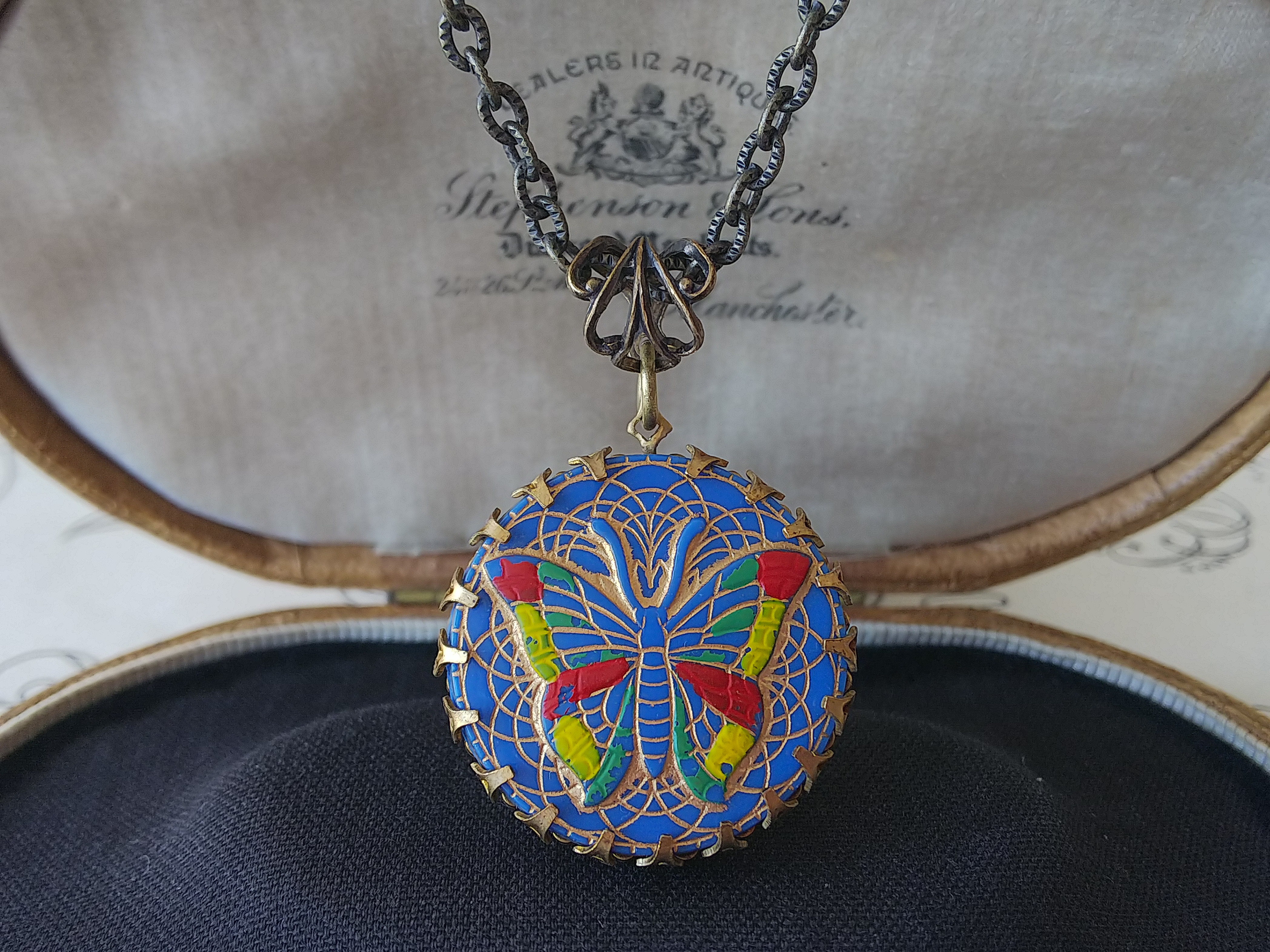 ヴィンテージ　蝶　Blue/Goldカラフル（25㎜）Leafクラシカルネックレス（ピン付き）