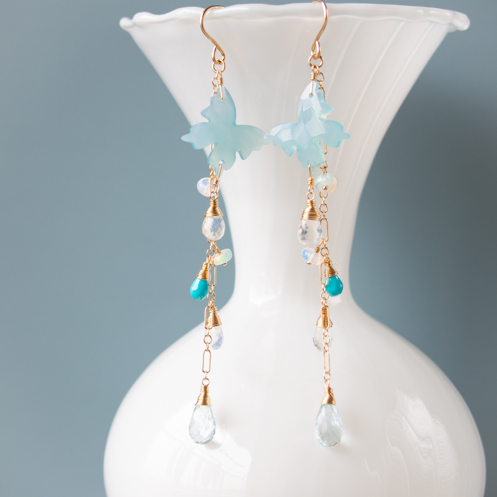 ブルーオニキスの蝶々と天然石（アクアマリン・レインボームーンストーン）の彩りピアス（14KGF）／イヤリング