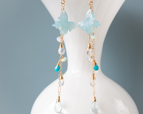 ブルーオニキスの蝶々と天然石（アクアマリン・レインボームーン