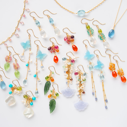 ブルーオニキスの蝶々と天然石（アクアマリン・レインボームーン