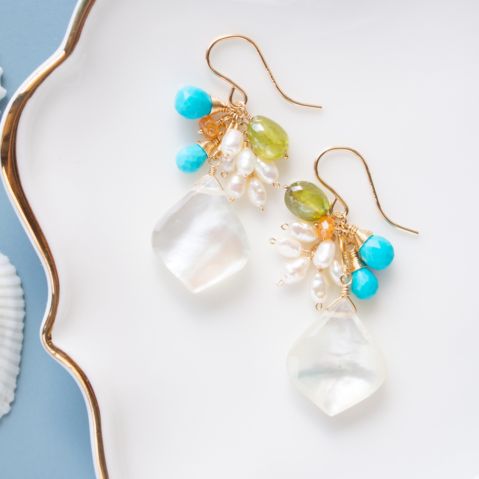 クリスタル×マザーオブパールと天然石（スリーピングビューティーターコイズ・スフェーン）の彩りピアス／イヤリングリ