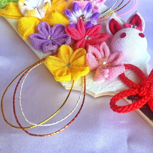 カラフルな花とふんわりうさぎつまみ細工の小さな羽子板 立体