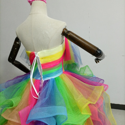 輝きな光彩を放つ レインボー カラードレス ラッフルフリル 挙式  