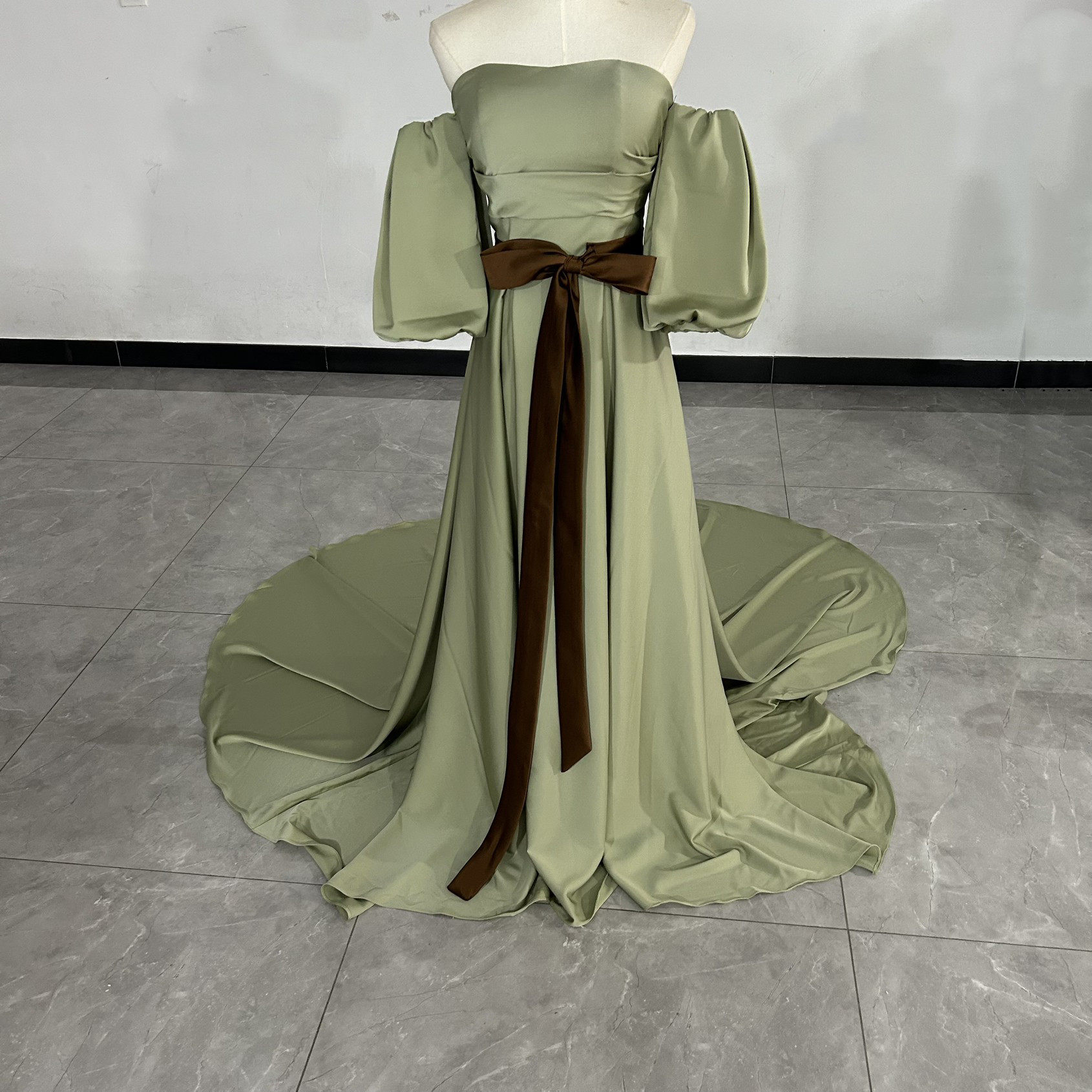 グリーン  ベアトップ カラードレス 取り外し袖 華やかなトレーン ふっくら柔らかなバックリボン エンパイアライン結婚式