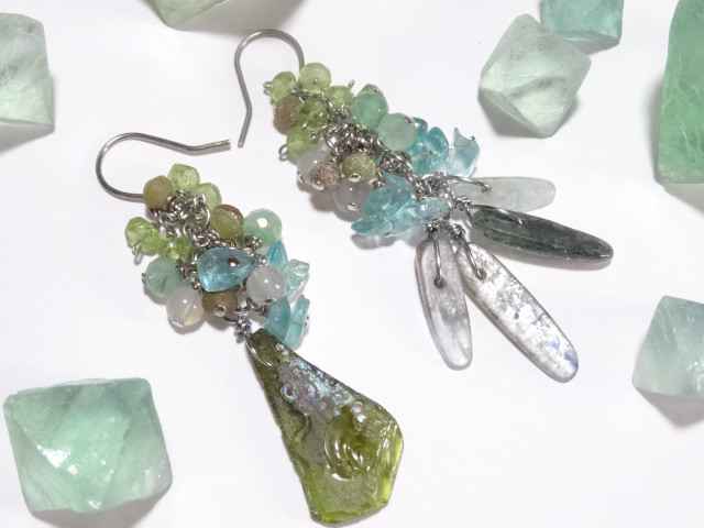 オリーブグリーンローマングラスのアシンメトリーピアス