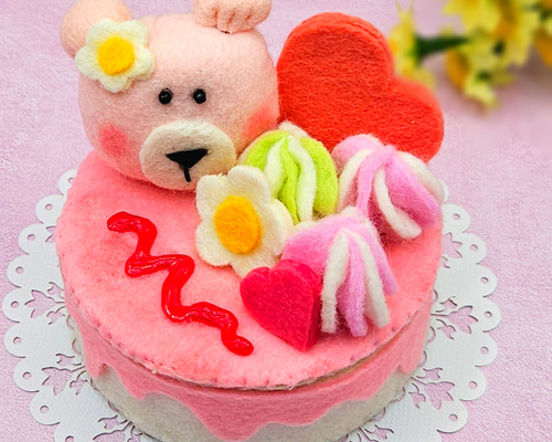【フェントン】＜ピンクの花柄が可愛い子ぐまちゃん＞　ミルクガラス製 Fenton フェントン クマのフィギュリン ピンクの花柄 ミルク