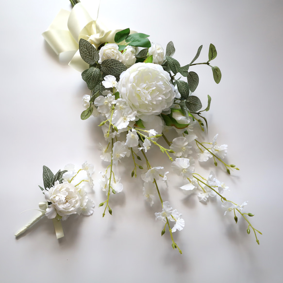 ピュアホワイトのアームブーケ　ブライダルブーケ　ブライダル　結婚式　ウェディング　アーティフィシャルフラワー　和装ブーケ 