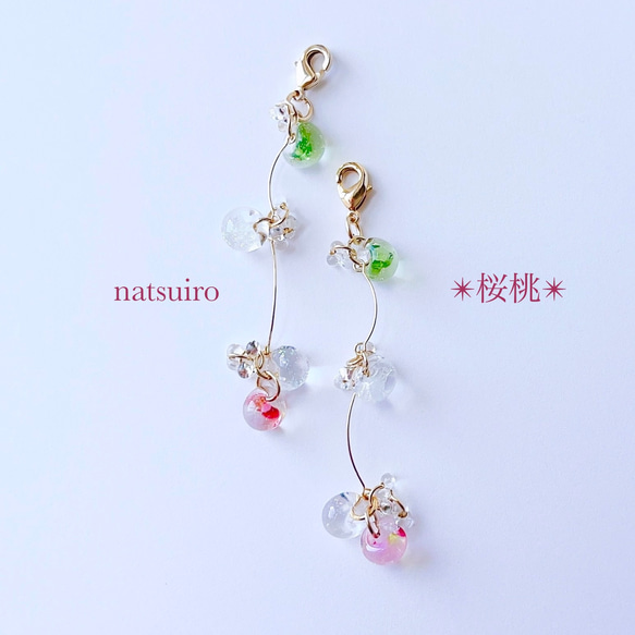 natsuiro✴︎桜桃✴︎ ピアスみたいなマスクチャーム　ティアドロップ　ガラスピアス　さくらんぼ　ピンク　チェリー 2枚目の画像