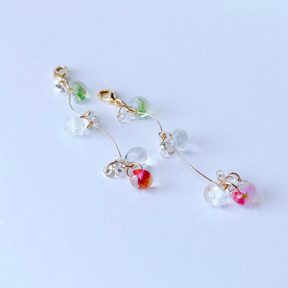 natsuiro✴︎桜桃✴︎ ピアスみたいなマスクチャーム　ティアドロップ　ガラスピアス　さくらんぼ　ピンク　チェリー 1枚目の画像