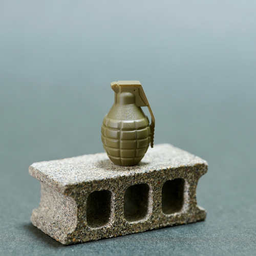 訓練用　模擬手榴弾　② コンクリート・石製？ ミニチュア 手榴弾 カーキ 高さ2cm ハンドグレネード ミリタリー
