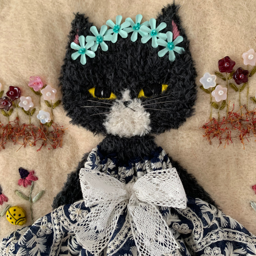 リボンワンピースを着た黒猫さん　羊毛フェルト生地のバッグ リボンワンピースを着た黒猫さん羊毛フェルト生地のバッグ