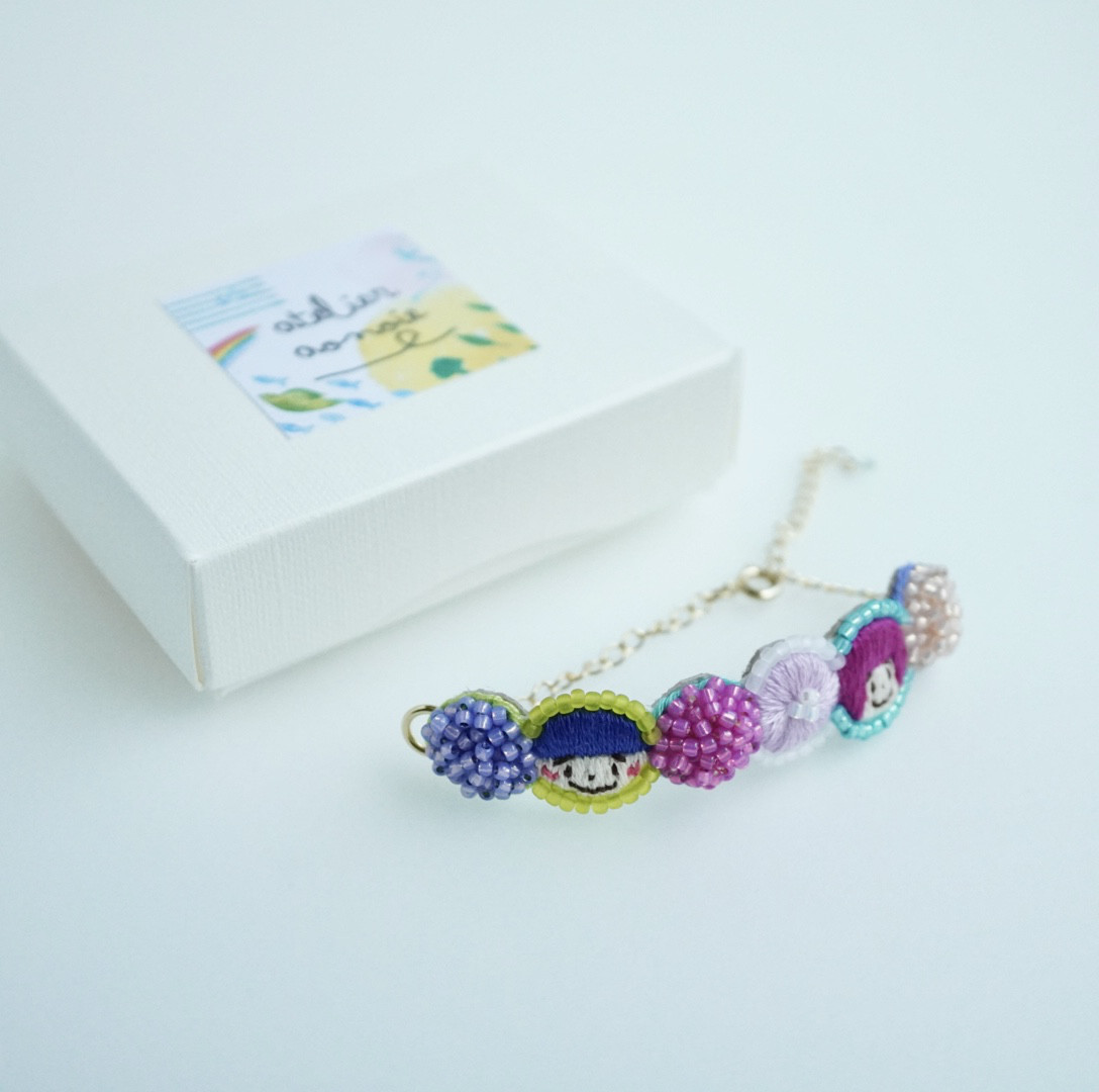 刺繍とビーズのブレスレット　【にっこりカラフル】スマイル