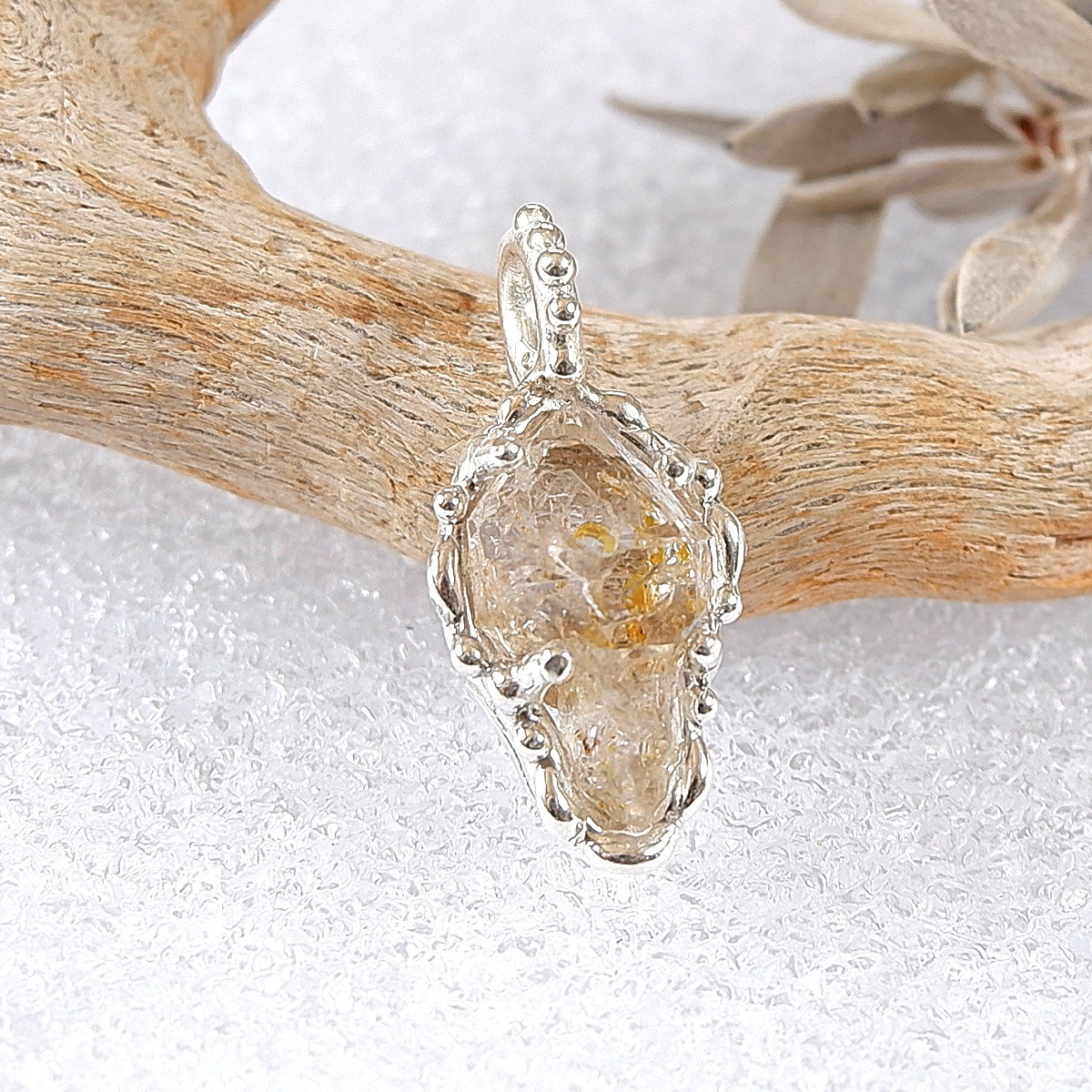 ～ブラックライトで蛍光する水晶～　マダガスカル産　オイルインクォーツの粒飾りペンダント　（セプター）　天然石アクセサリー