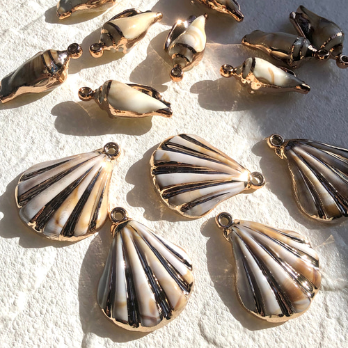 再販】4個/フェイクシェル 巻貝ゴールドフレームチャーム CH142