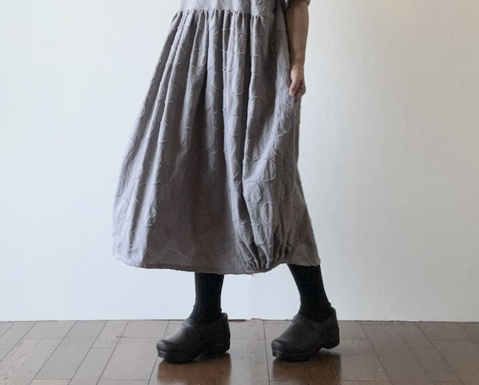 コットンリネン柔らかなグレー　ドット織ジャガード　雰囲気たっぷりなコクーンデザイン・ワンピース　**長袖へ変更可能