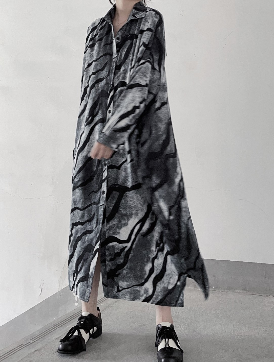 曇り空のような色使いがモード感を演出☆よろけ縞シャツワンピース