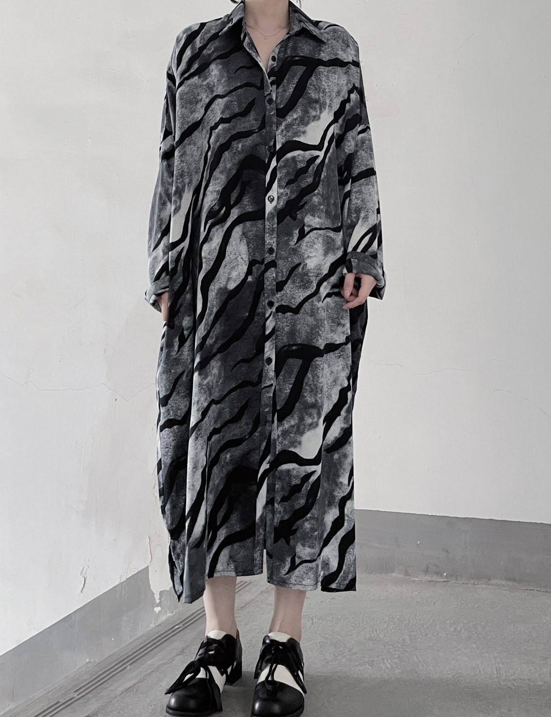 曇り空のような色使いがモード感を演出☆よろけ縞シャツワンピース