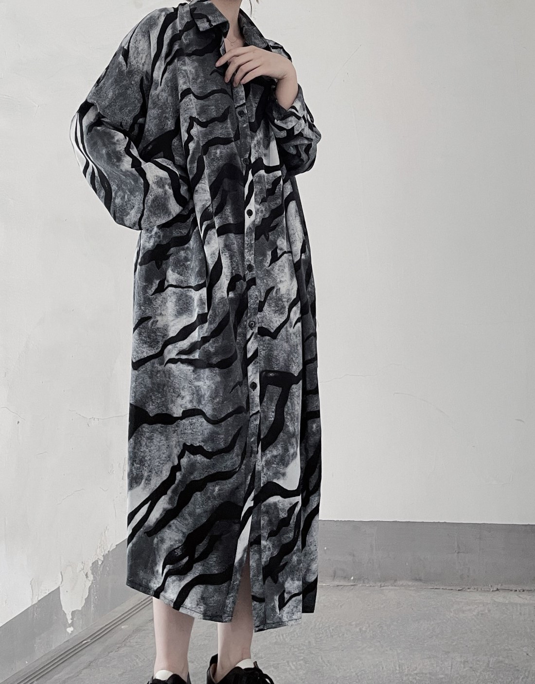 曇り空のような色使いがモード感を演出☆よろけ縞シャツワンピース