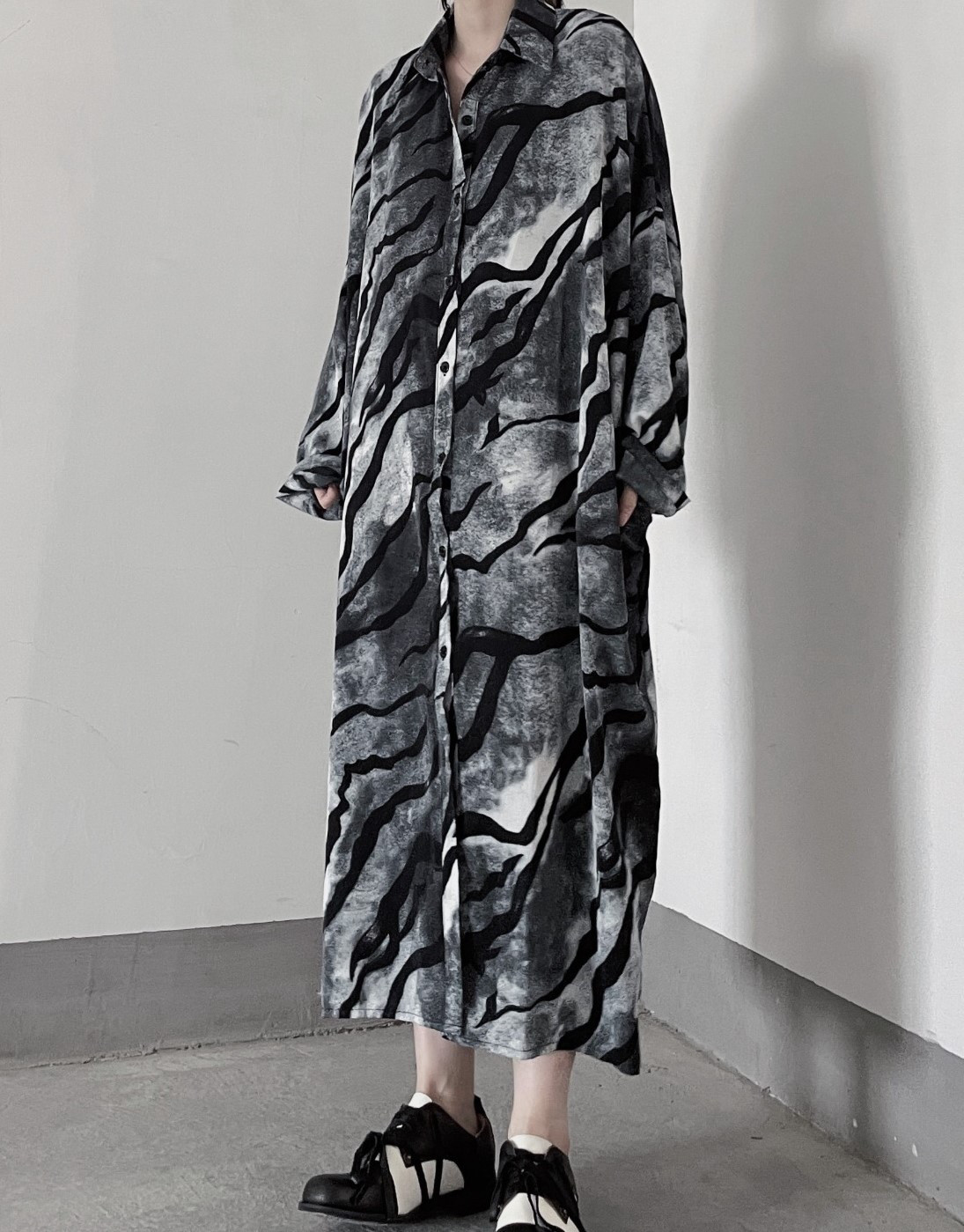 曇り空のような色使いがモード感を演出☆よろけ縞シャツワンピース