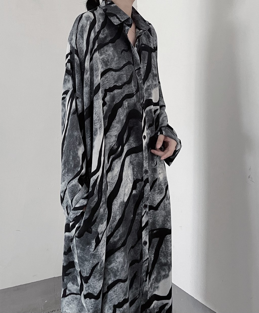 曇り空のような色使いがモード感を演出☆よろけ縞シャツワンピース