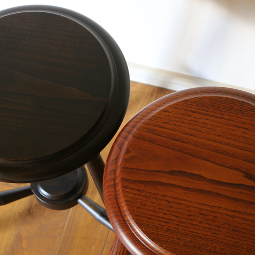 【本日大幅値下げ】飴色の木製丸座面の三つ脚スツール 本日大幅値下げ】飴色の木製丸座面の三つ脚スツール 本日大幅