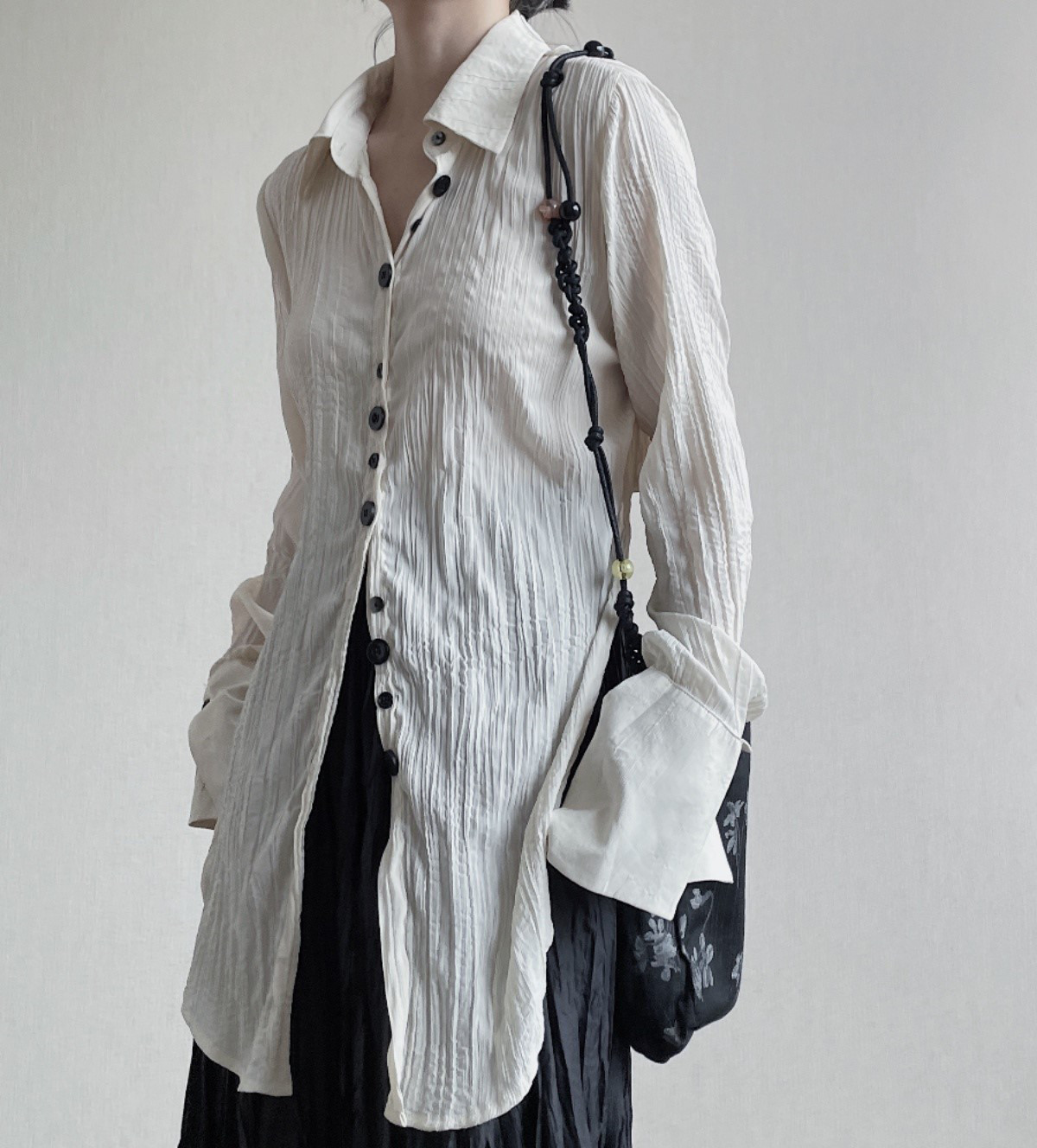 背中スッキリで正面はリラクシー♪マルチボタンシャツ オフホワイト