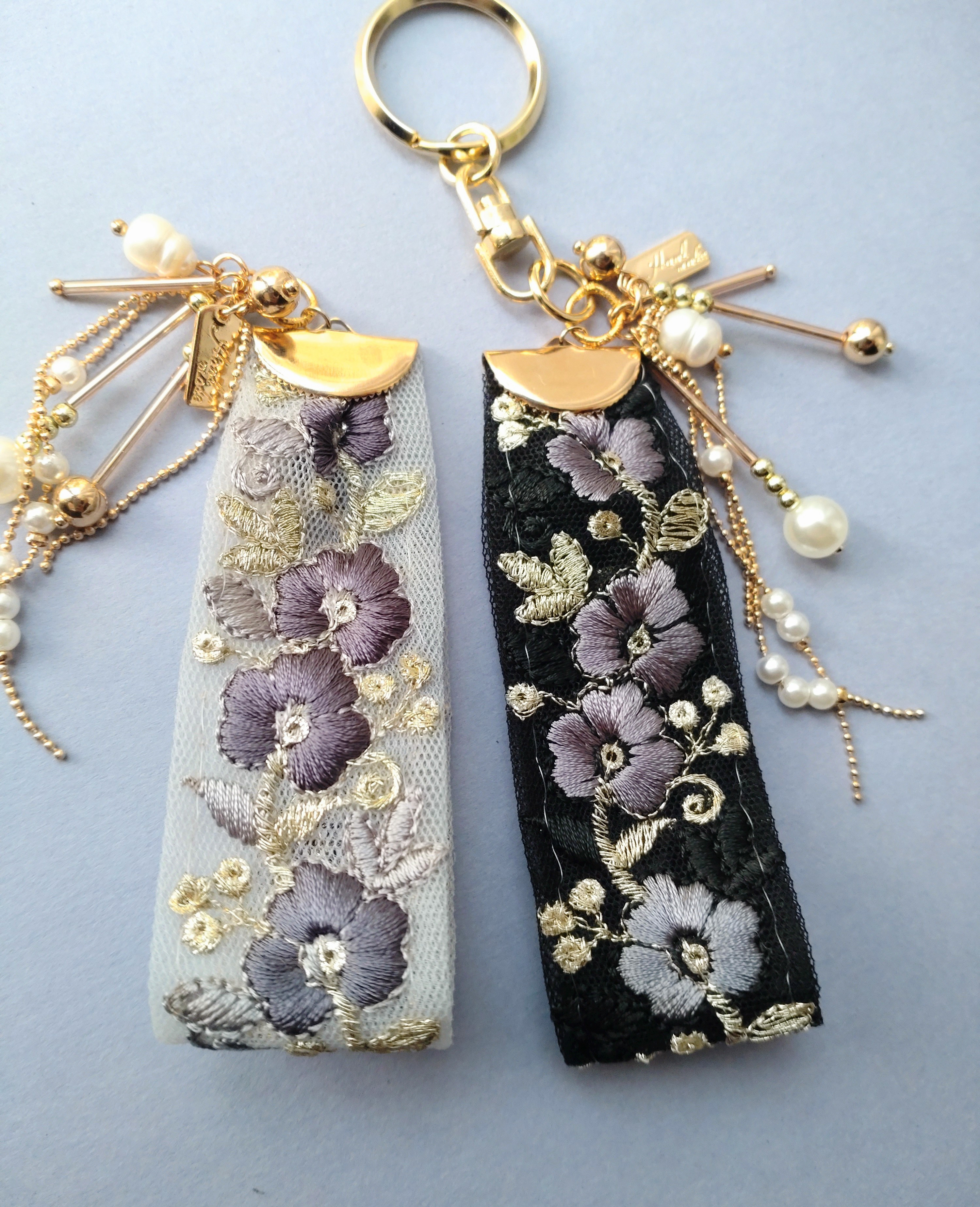 新規購入 再販】インド刺繍リボンのキーホルダー・バッグチャーム 33 キーホルダー・アクリルキーホルダー