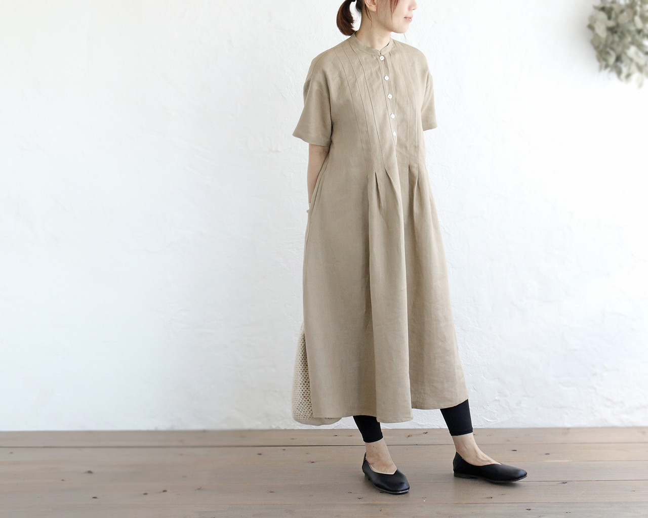 《限定1*着丈113cm》品良く着られる リネン スタンドカラータックワンピース （ベージュ）OP22.