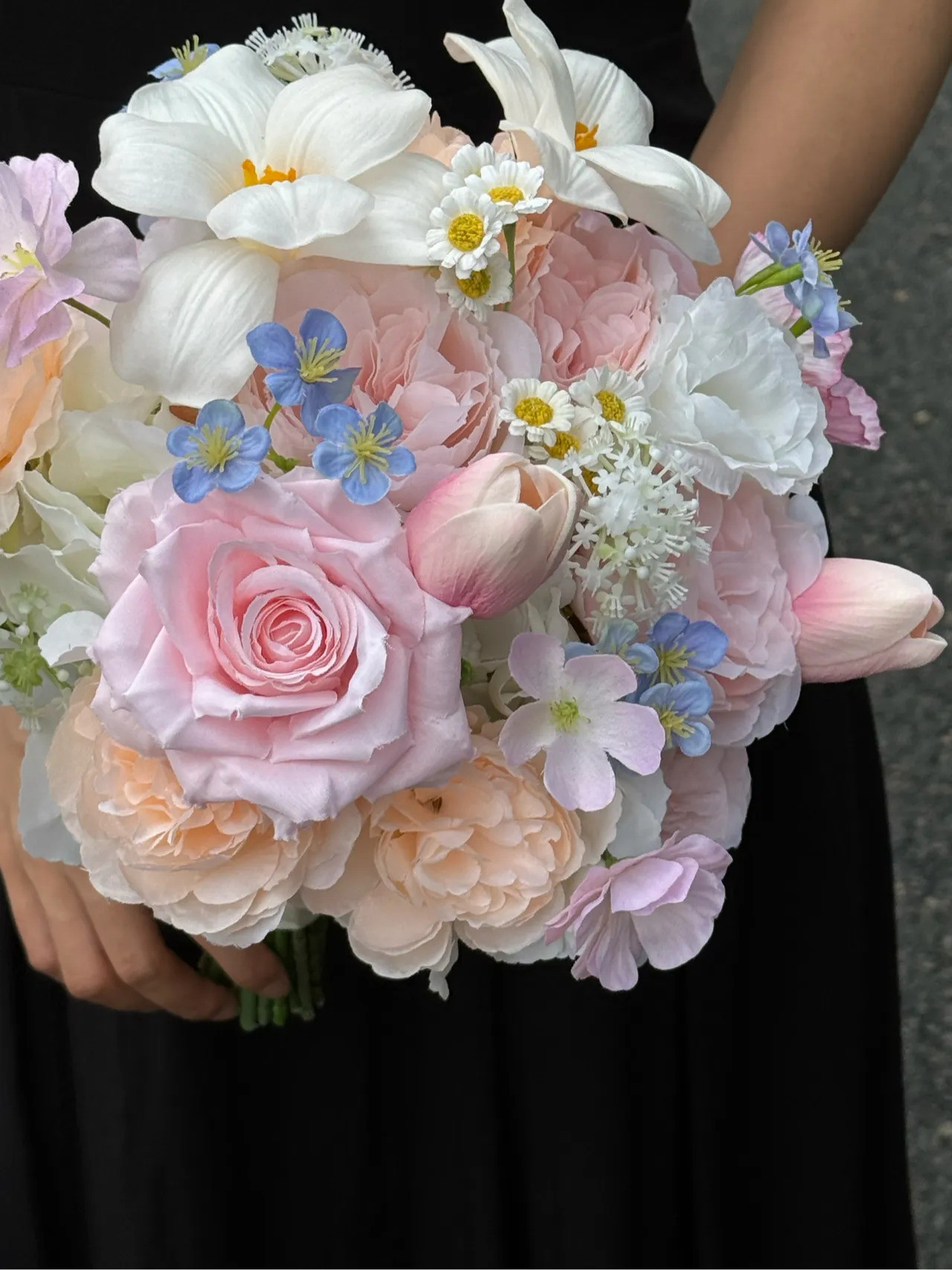 結婚式の花嫁 造花、外装ウェディングドレス、写真撮影、結婚式の花嫁の手のブーケ