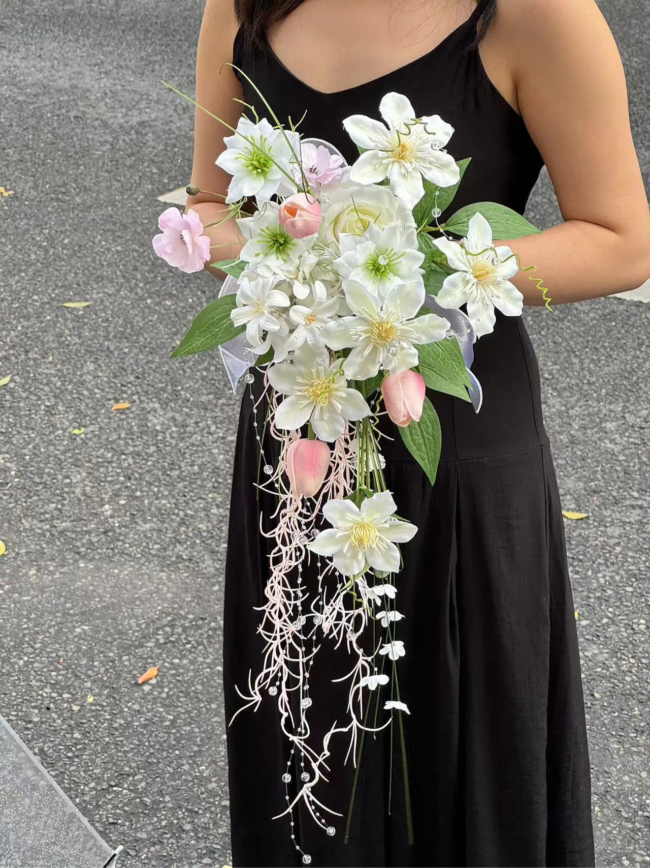 結婚式の花嫁 造花、外装ウェディングドレス、写真撮影、結婚式の花嫁の手のブーケ